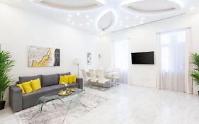 Luxurious Central Apartment Next To The Danube River